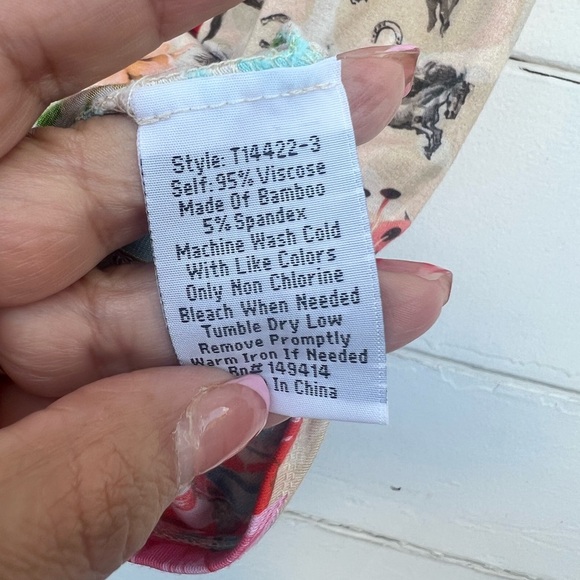 Johnny Was Multicolor Floral Garden Horse Print Novelty V-Neck Top Sz M e3 - Picture 4 of 5